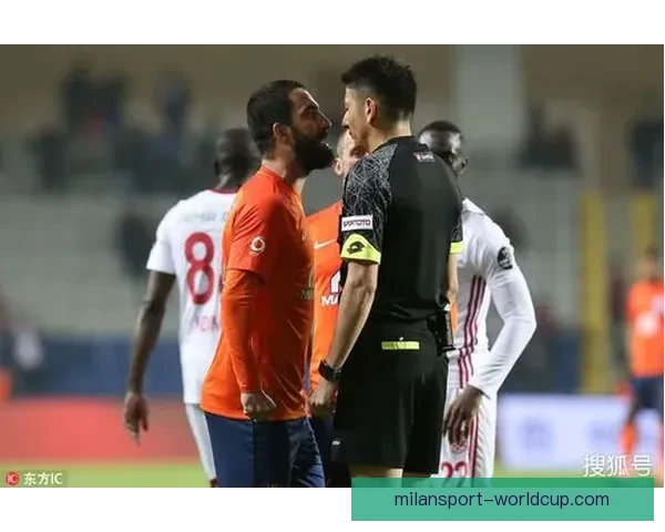 马丁内利因推搡裁判被黄牌警告引发赛场争议